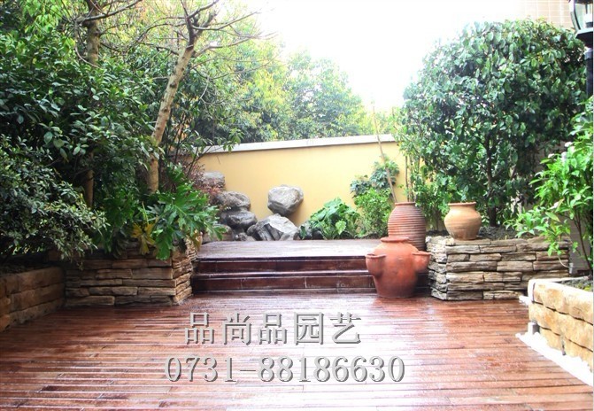 美式别墅园林景观,庭院景观设计施工,我公司为长沙梅溪湖别墅用户提供别墅园林,别墅花园景观设计、施工,防腐木工程,苗木栽种维护等一站式服务,根据用户的个人及家庭个性需求,为客户提供一对一的设计服务!